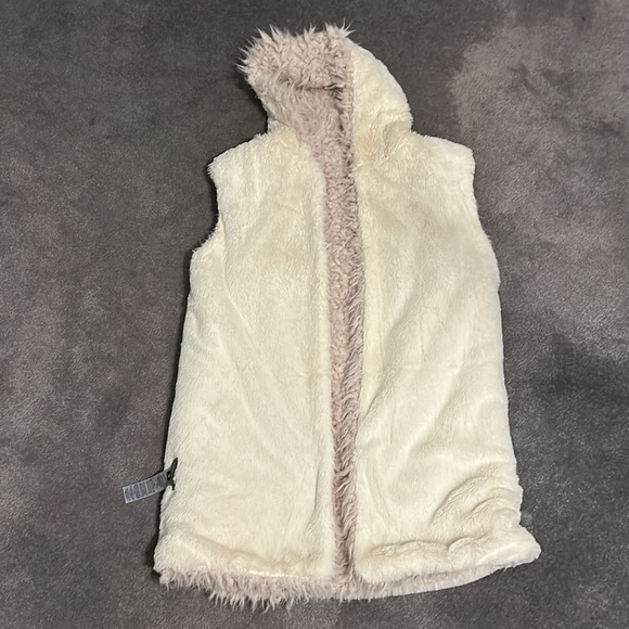 faux fur vest with hood. women’s size M - Picture 5 of 5